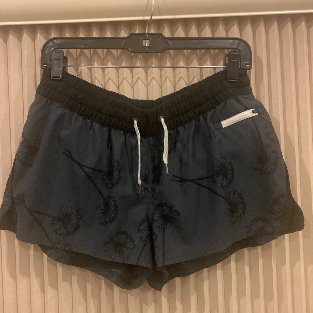 Vuori medium clementine shorts black floral print